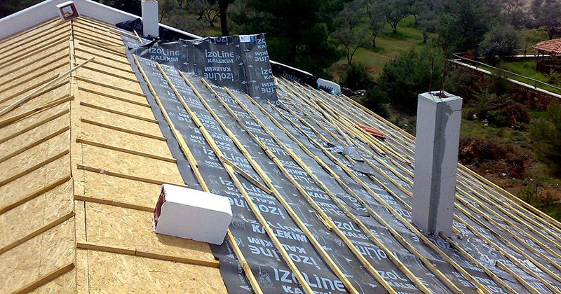 Yeşilyurt EPDM Kauçuk Çatı – OSB üzerine serilmiş nefes alan su yalıtım örtüsü ve çıtalama